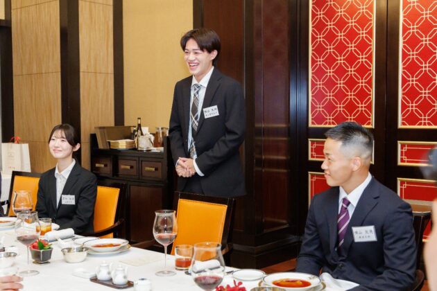 懇親会で歓談する内定者と社員
