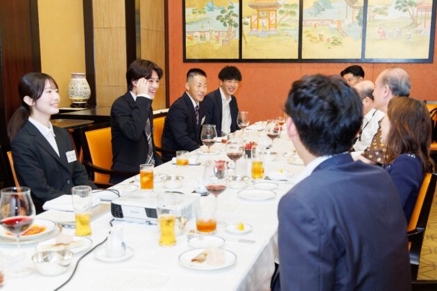 懇親会で歓談する内定者と社員