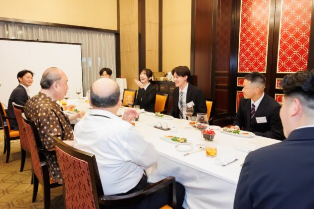 笑顔あふれる懇親会の様子