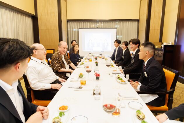 笑顔あふれる懇親会の様子