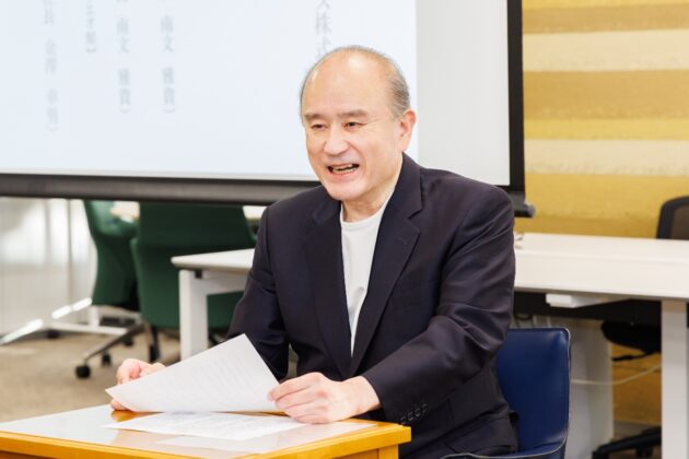 社長祝辞と内定証書授与の様子