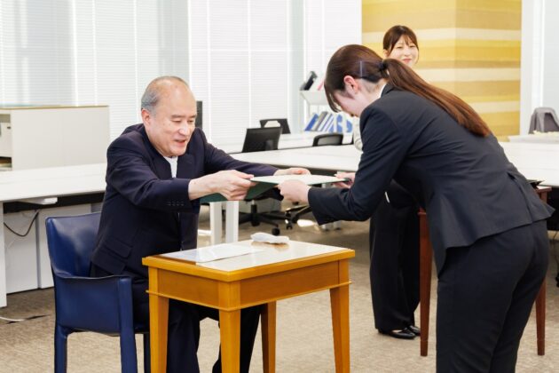 社長祝辞と内定証書授与の様子
