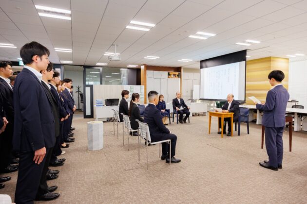 抱負を語る内定者と見守る社員