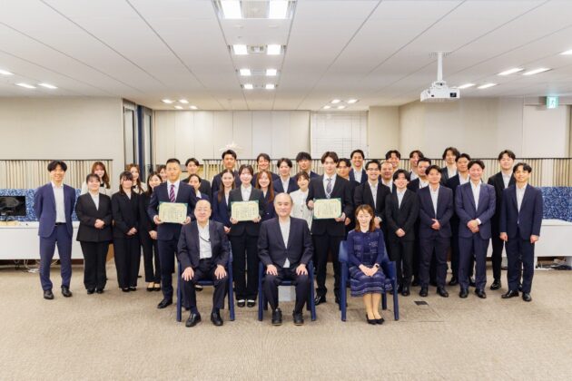 内定者と社員の集合写真
